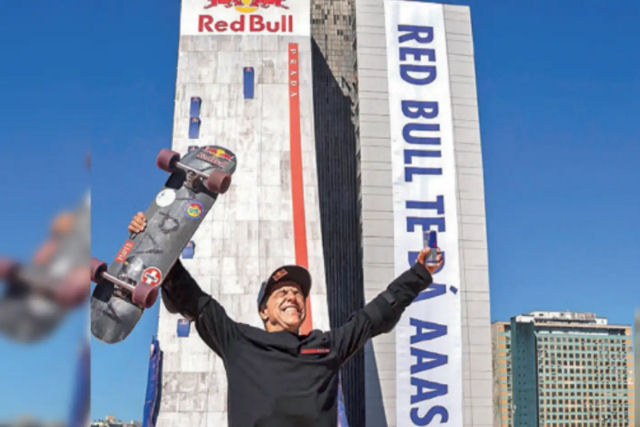 Skatista campeão brasileiro desce a rampa de skate mais alta do mundo na lateral de um prédio