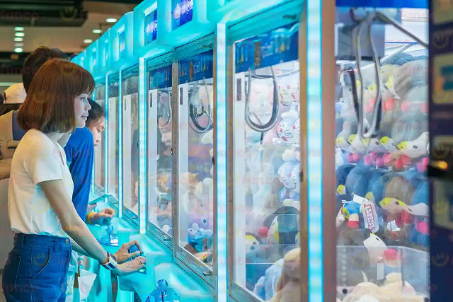 As máquinas de pegar bichinhos de pelúcia são manipuladas