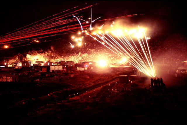 Fotos de 1970 mostram uma base inteira tentando matar um franco-atirador vietcongue solitrio