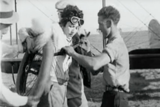 O dia em que uma aerobata pioneira trocou a roda de um avio no ar