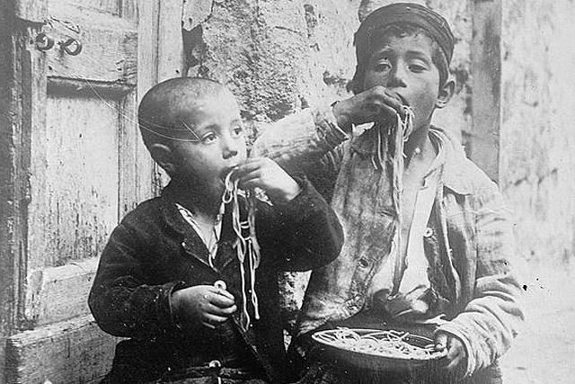 Comer macarro com a mo j foi um espetculo de rua napolitano