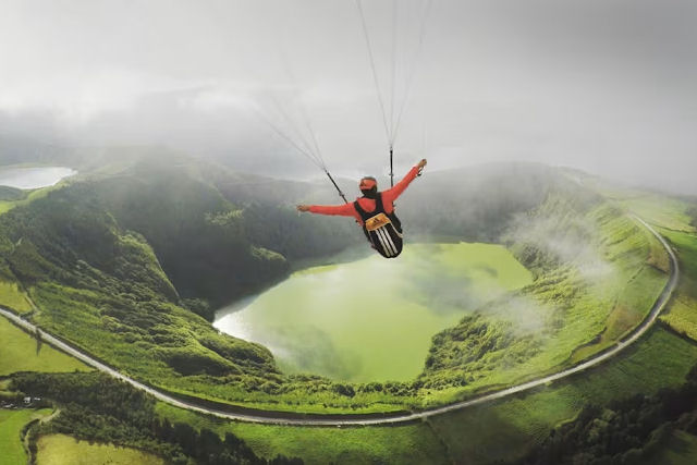 Viva a liberdade de voar com um parapente em um vdeo altamente relaxante