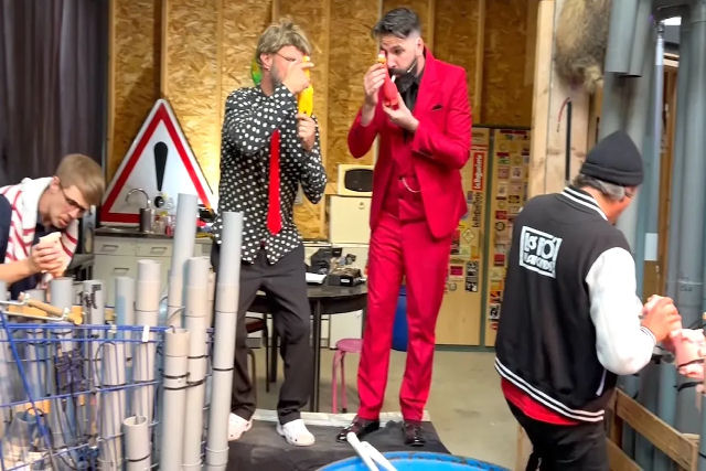 Tema da 'Pantera Cor-de-Rosa' tocada com porquinhos e galinhas de borracha