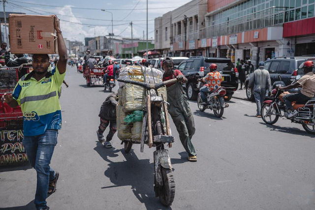 Patinete de madeira ajuda as pessoas a transportar coisas pesadas no Congo