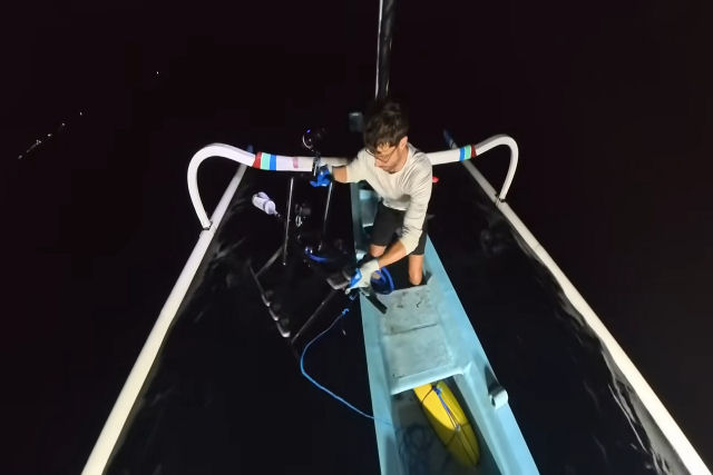 YouTuber deixa cair cmera no oceano e filma espcie desconhecida das profundezas.