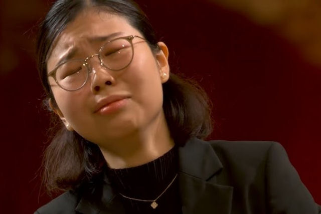 Jovem pianista se emociona ao interpretar prel�dio de Chopin de 200 anos