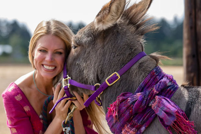Burro e sua humana celebram sua jornada emocionante