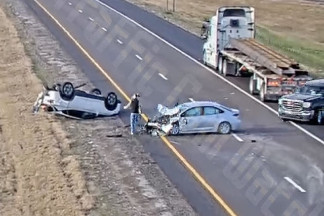 Americano imprudente para na rodovia e seu carro � abalroado por motorista distra�do