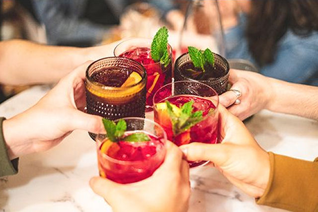 Pessoas do mundo todo compartilham como dizem 'Sa�de!' em seus respectivos idiomas nativos