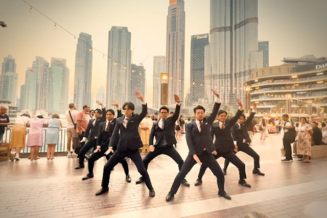 O grupo World Order ressurgiu em Dubai em um torneio de luta