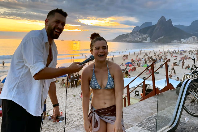 Garota fofa impressiona ao cantar Bruno Mars na praia do Rio