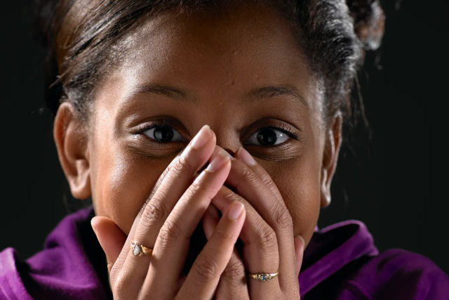 A psicologia por trás da vergonha alheia que sentimos