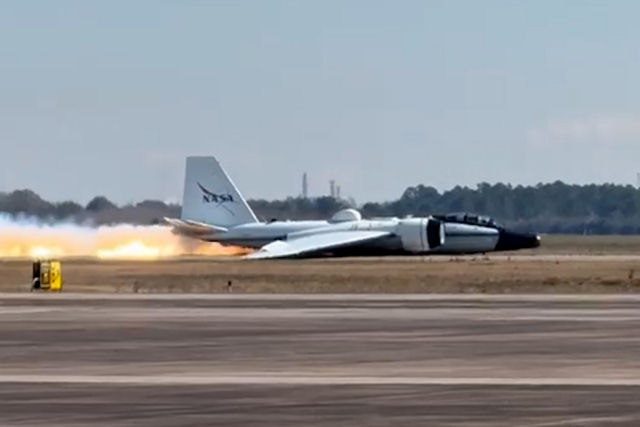 Piloto da NASA realizou um pouso heroico em Houston ap�s a falha do trem de pouso