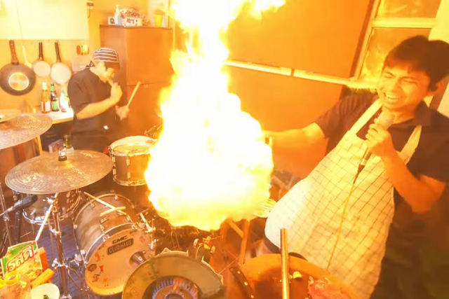 Dois tailandeses quase incendeiam o 'palco' fazendo comida temperada com rock