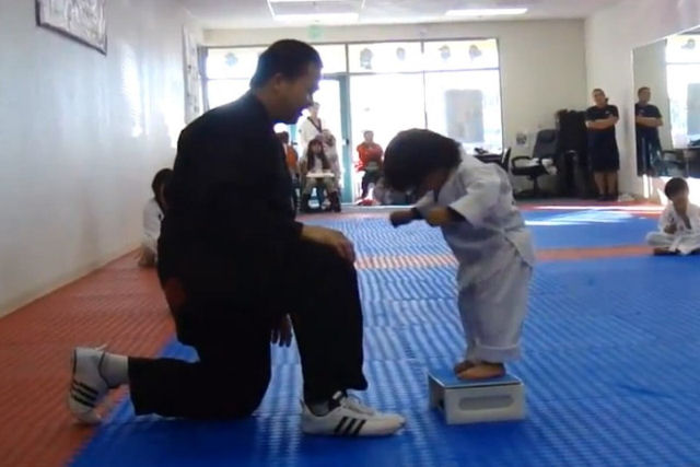 Uma sele��o de lutas ador�veis de crian�as praticando Taekwondo