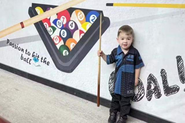 Prodígio de dois anos estabelece recorde como a pessoa mais jovem a realizar tacadas de efeito na mesa de bilhar