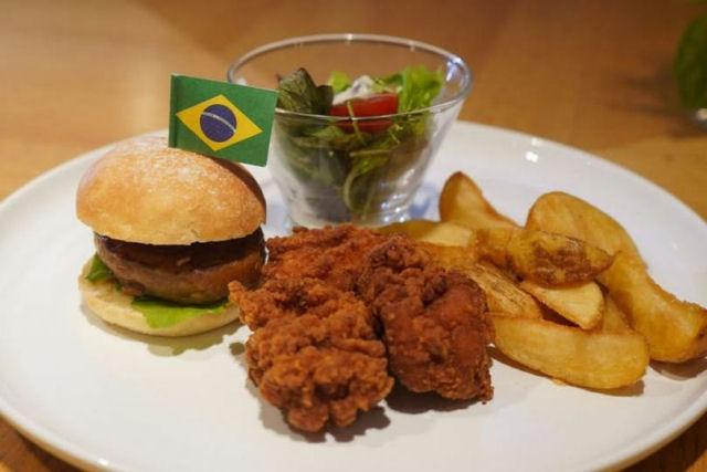 Por que o brasileiro gosta de avacalhar com pratos tradicionais de outras na��es?