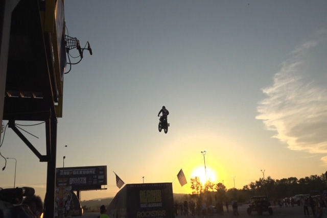 Piloto temer�rio maluco estabelece recorde mundial de salto de motocross