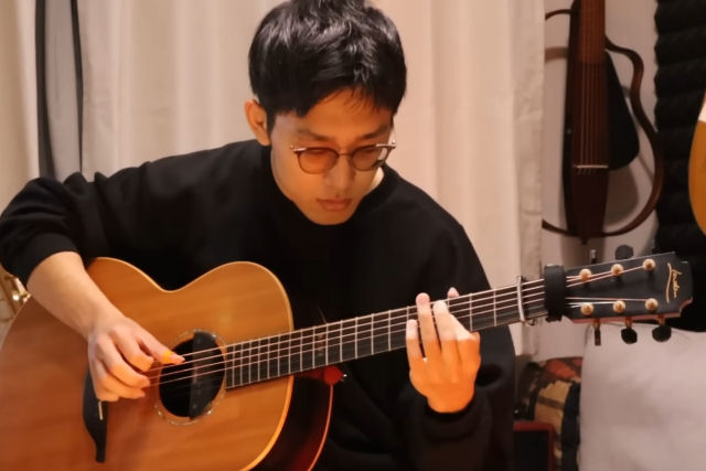 As belas vers�es ac�sticas com fingerstyle de can��es do Toto por um prod�gio japon�s