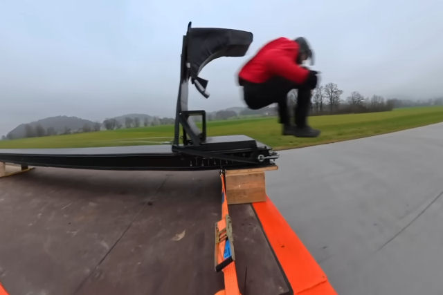 � poss�vel lan�ar algu�m a 80 km/h da traseira de um caminh�o a 80 km/h para anular a velocidade?