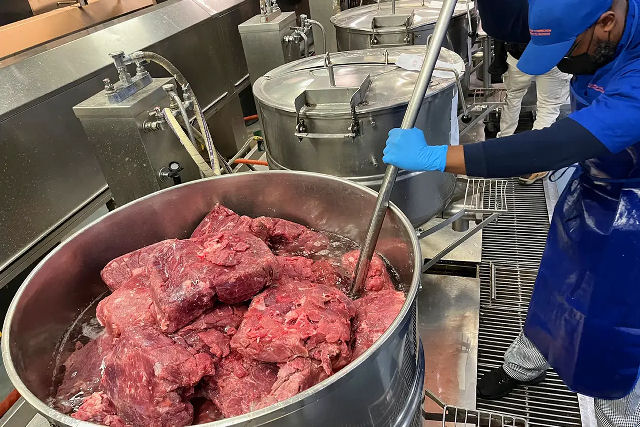 Por dentro da cozinha da prisão de Rikers Island