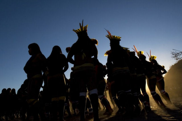 Quantas l�nguas ind�genas s�o faladas no Brasil?