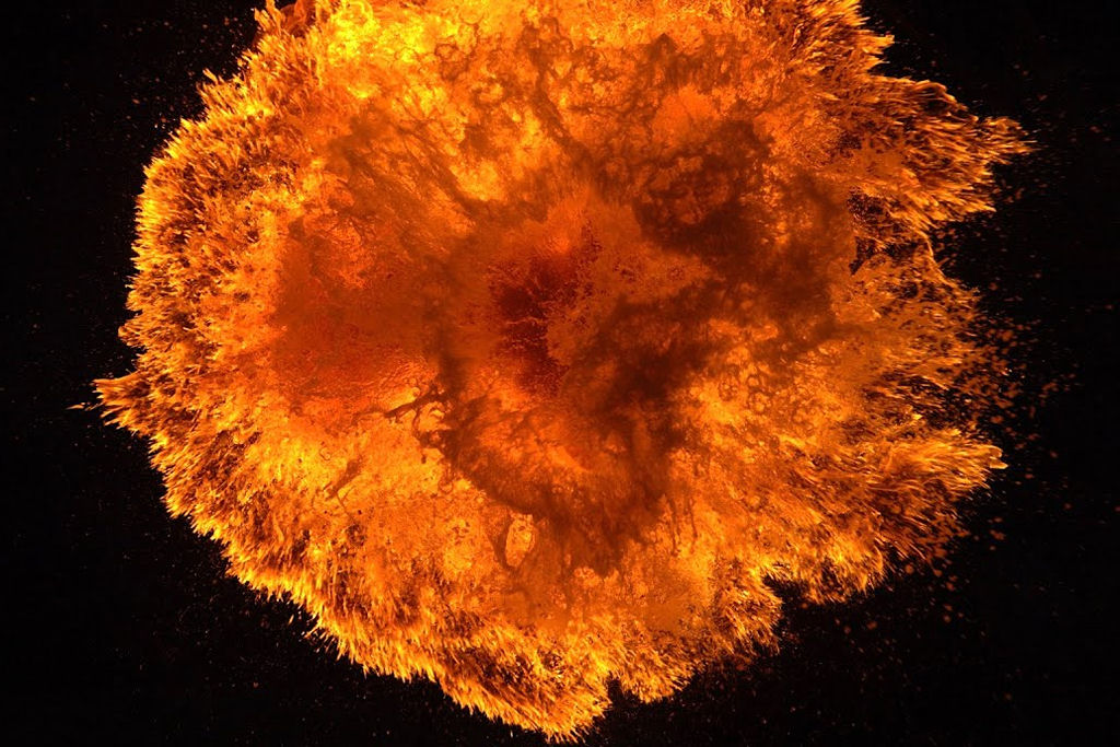 V�deo hipnotizante em super c�mera lenta � capturado sob uma 'lumin�ria' em chamas