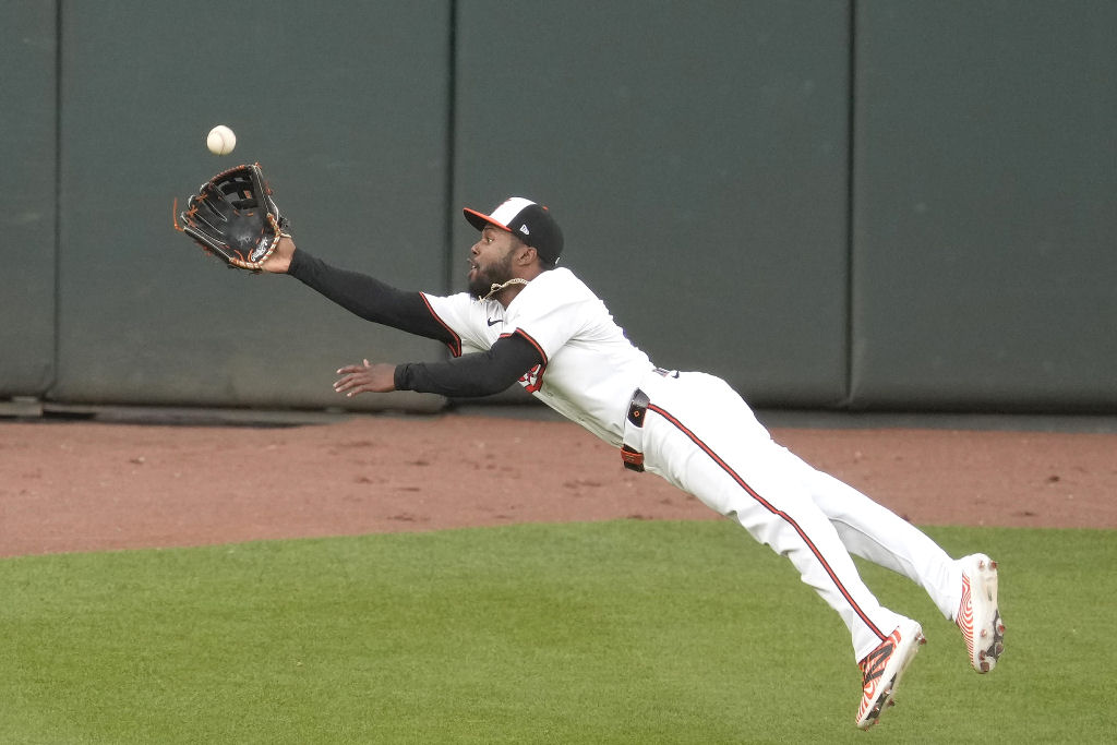 Jogador de beisebol faz defesa espetacular emulando super-her�i