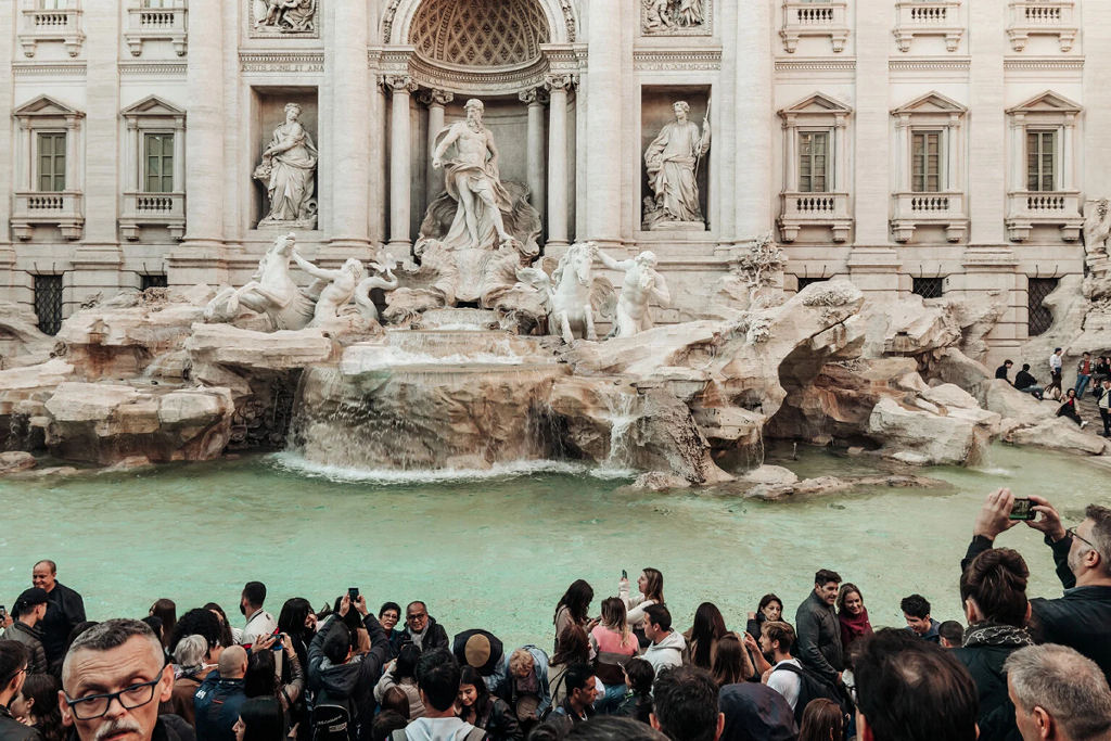 Turistas agora precisam pagar R$ 12 para tirar fotos da Fontana di Trevi, em Roma