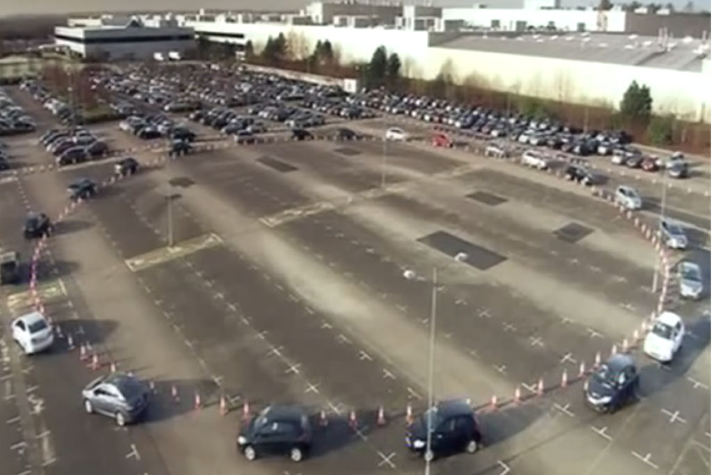 O curioso fen�meno do engarrafamento fantasma replicado em uma pista LEGO