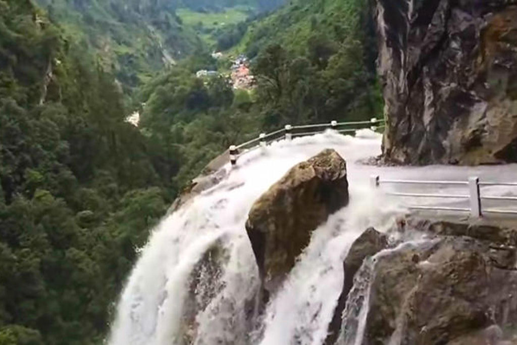 H� que ser corajoso para desafiar esta estrada de montanha no Nepal na �poca das chuvas