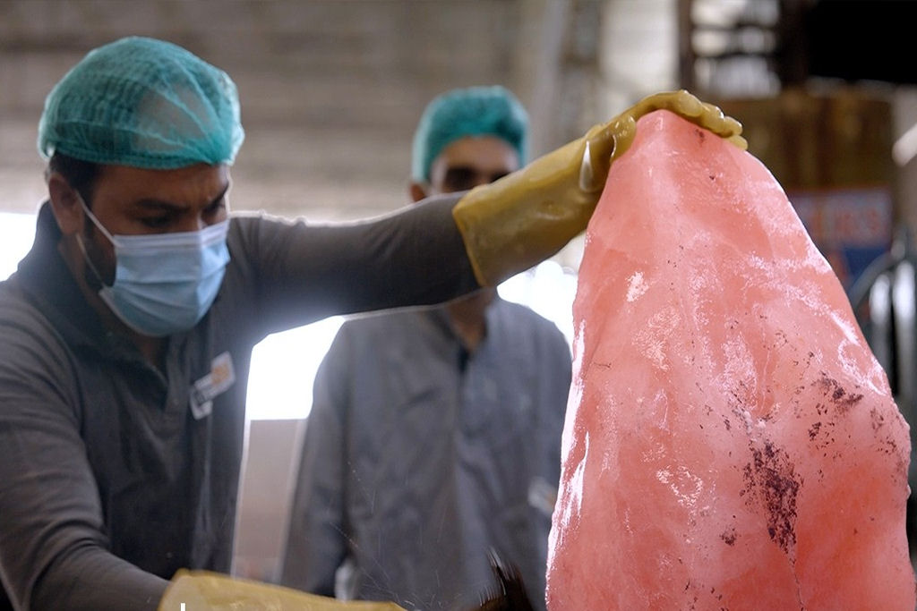 O perigoso processo de extra��o de sal rosa do Himalaia na mina de Khewra, no Paquist�o