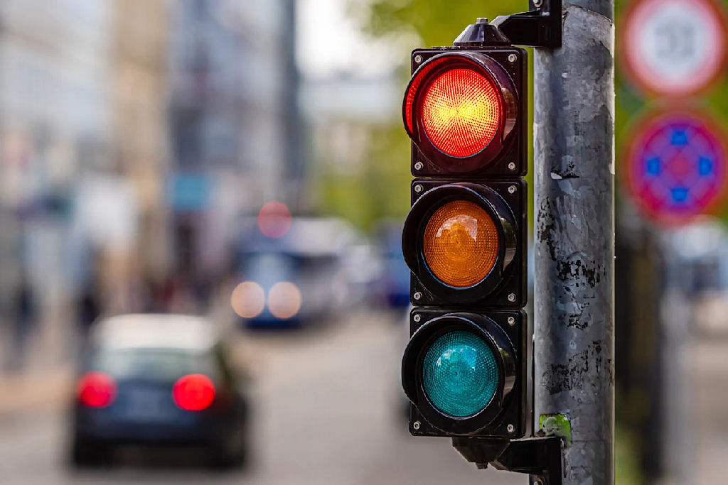 Por que os sem�foros s�o vermelhos, amarelos e verdes e n�o de outras cores?