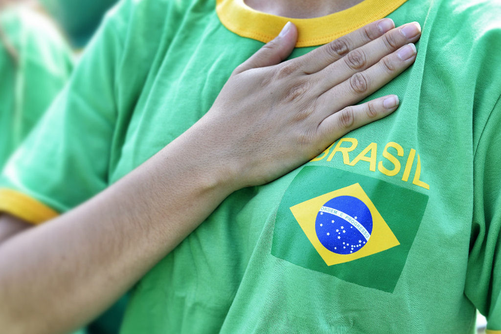 Como as plateias cantam 'afinadas' sem treinamento?