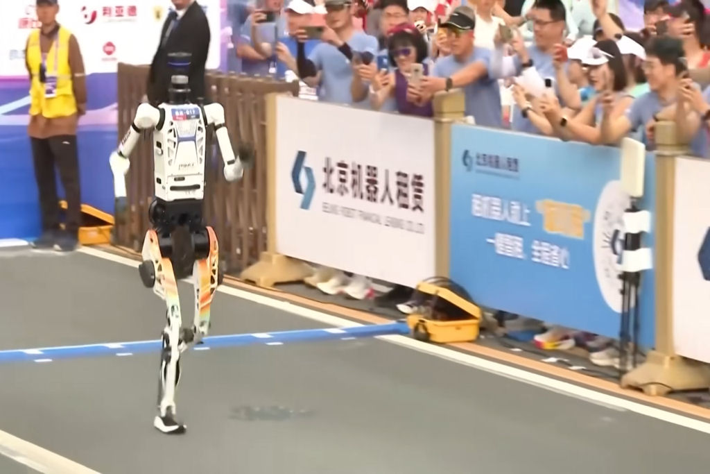 Rob� humanoide bate o recorde humano de meia maratona durante uma corrida na China
