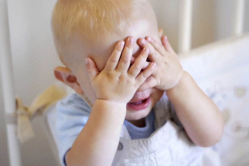 Por que os beb�s adoram brincar de peek-a-boo! (a�ou!)?