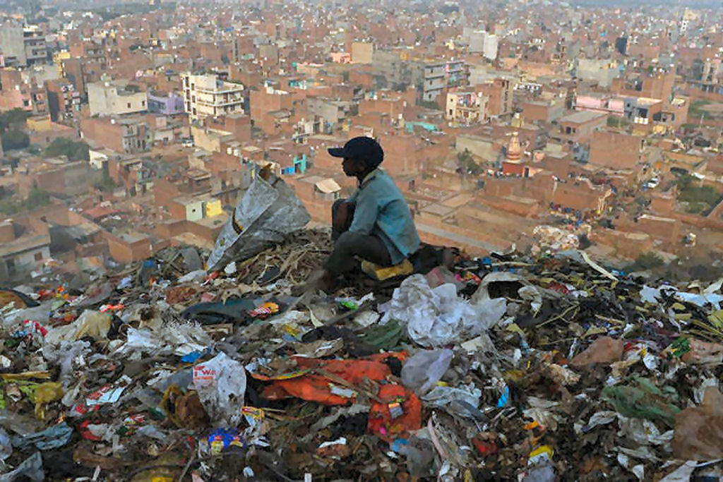 Como milhares de indianos vivem de uma montanha de lixo que arde o tempo todo