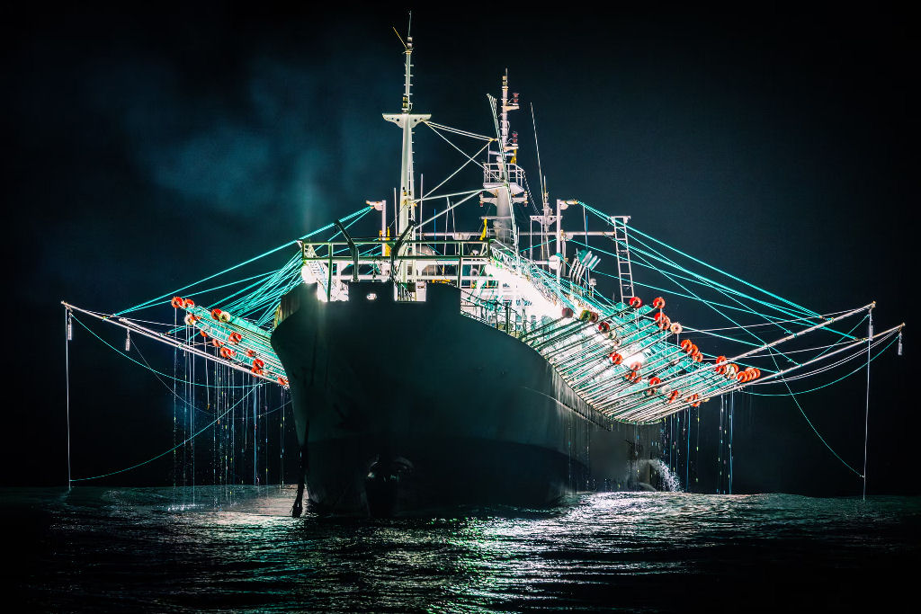 O que fazem centenas de barcos pesqueiros chineses ao largo da costa da Argentina e de Taiwan?
