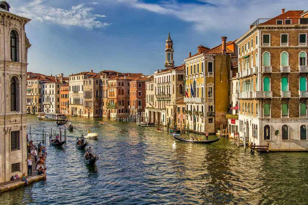 Como Veneza foi contru�da sobre um p�ntano e j� deveria ter afundado