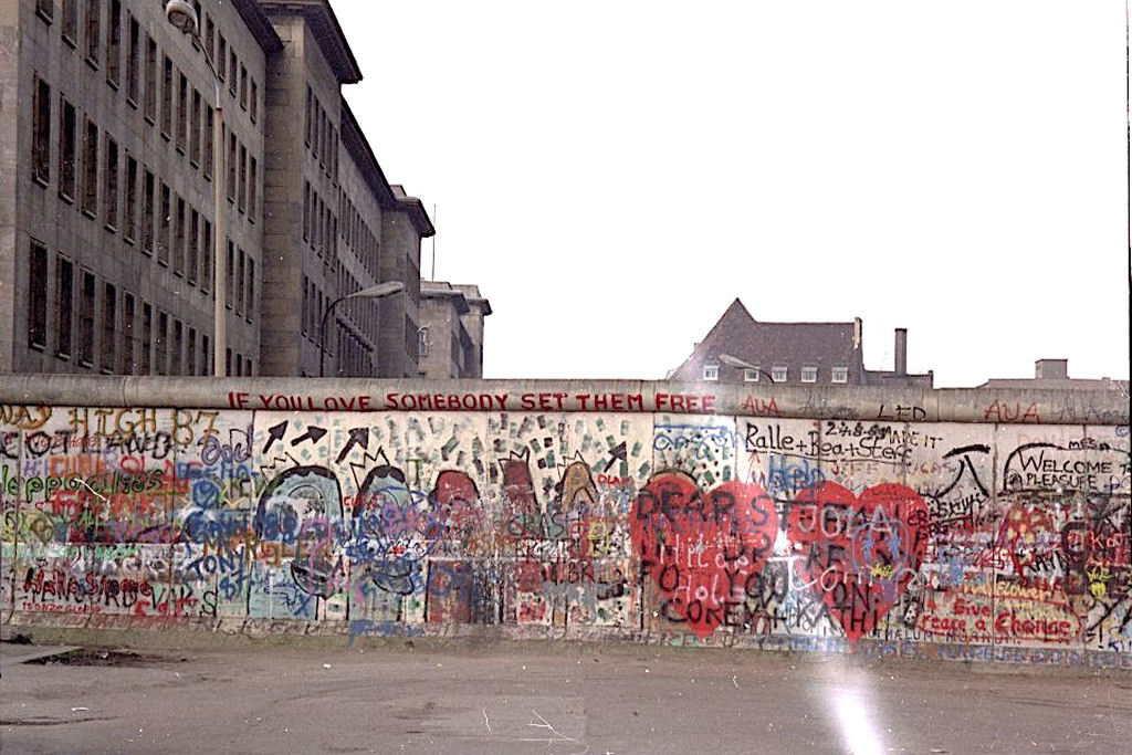 Dê um passeio aleatório ao redor do Muro de Berlim alguns meses antes de sua queda no verão de 1989
