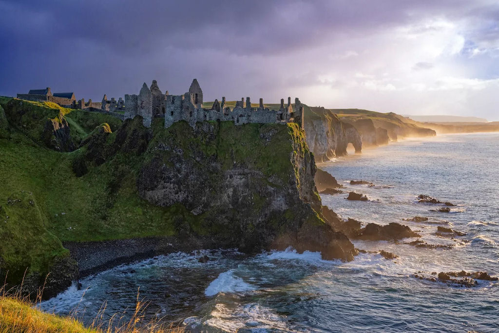 Dunluce, o espetacular castelo irland�s completamente rodeado por fal�sias