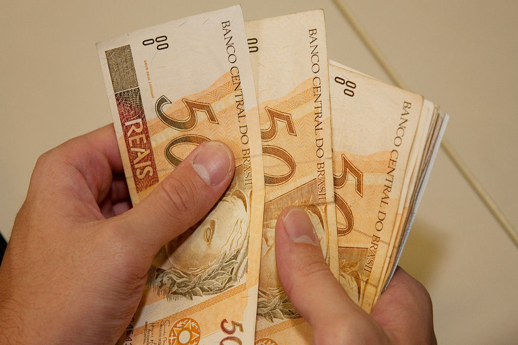 Como 70 pessoas diferentea contam dinheiro em seus países?