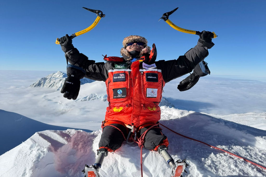 �pode nepal�s estabeleceu tr�s recordes ao escalar as montanhas mais altas do mundo