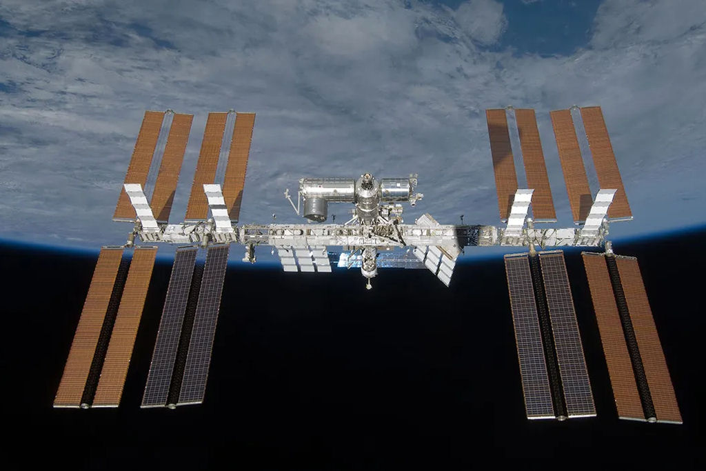 Como a Estação Espacial Internacional produz seu próprio oxigênio e água?