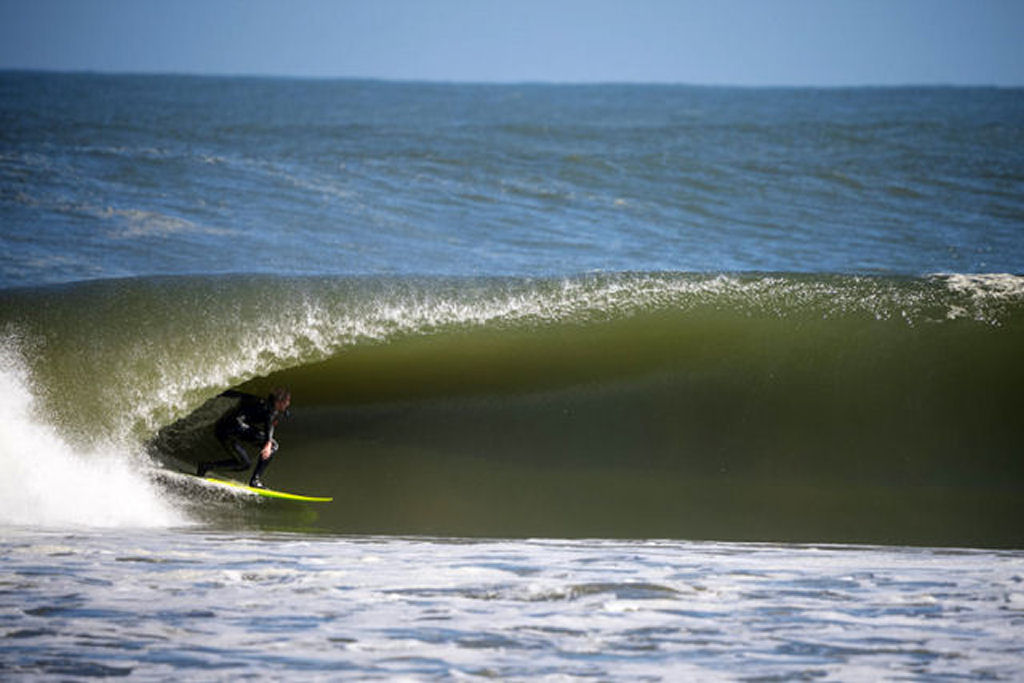 Surfando ondas muito longas na costa da Nam�bia