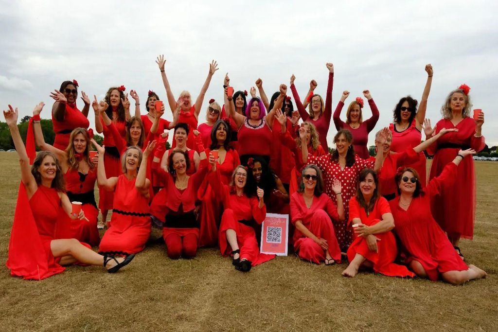F�s de Kate Bush recriam dan�a ic�nica no dia mais uivante do ano