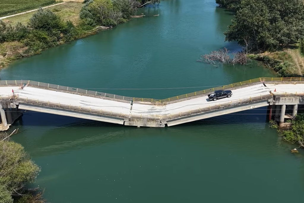 Carros continuam cruzando uma ponte que desabou em 2023
