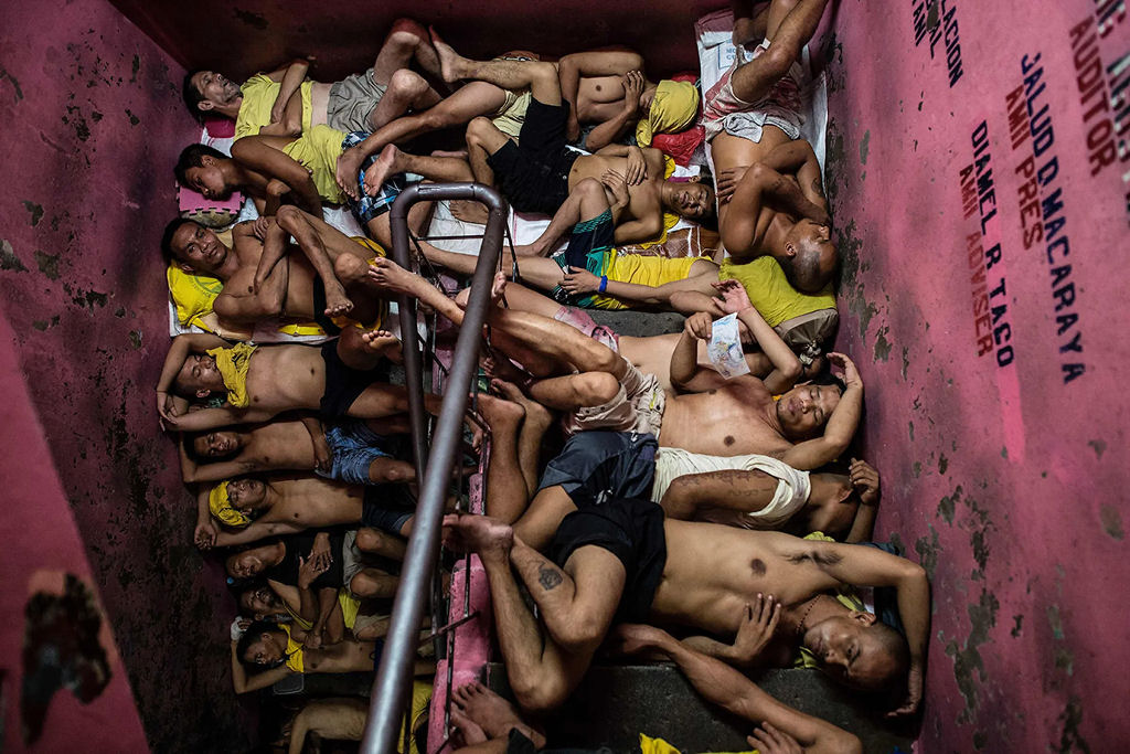 A vida dentro das prisões superlotada das Filipinas