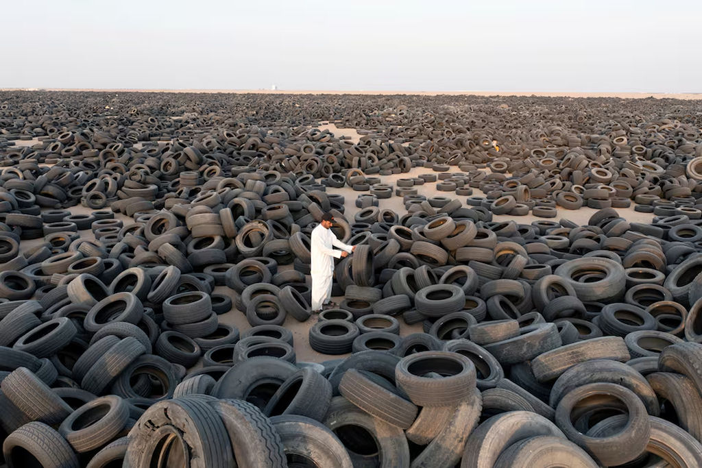 O Kuwait enterrou tantos pneus no deserto que uma mancha preta era vis�vel do espa�o