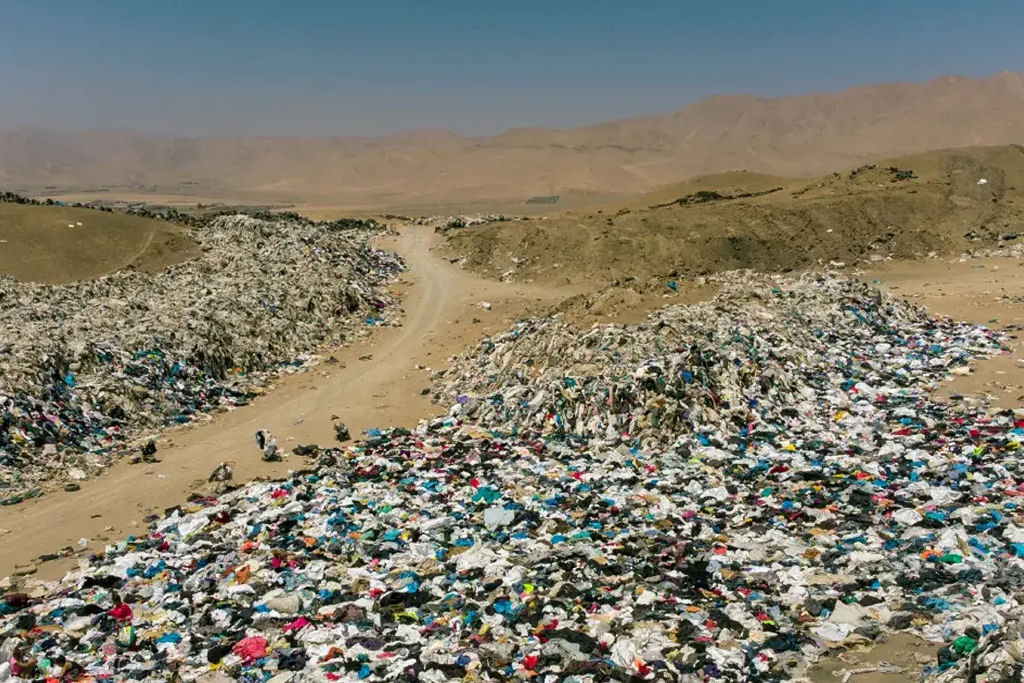 O que faz uma montanha dem roupas descartadas no meio do Atacama?